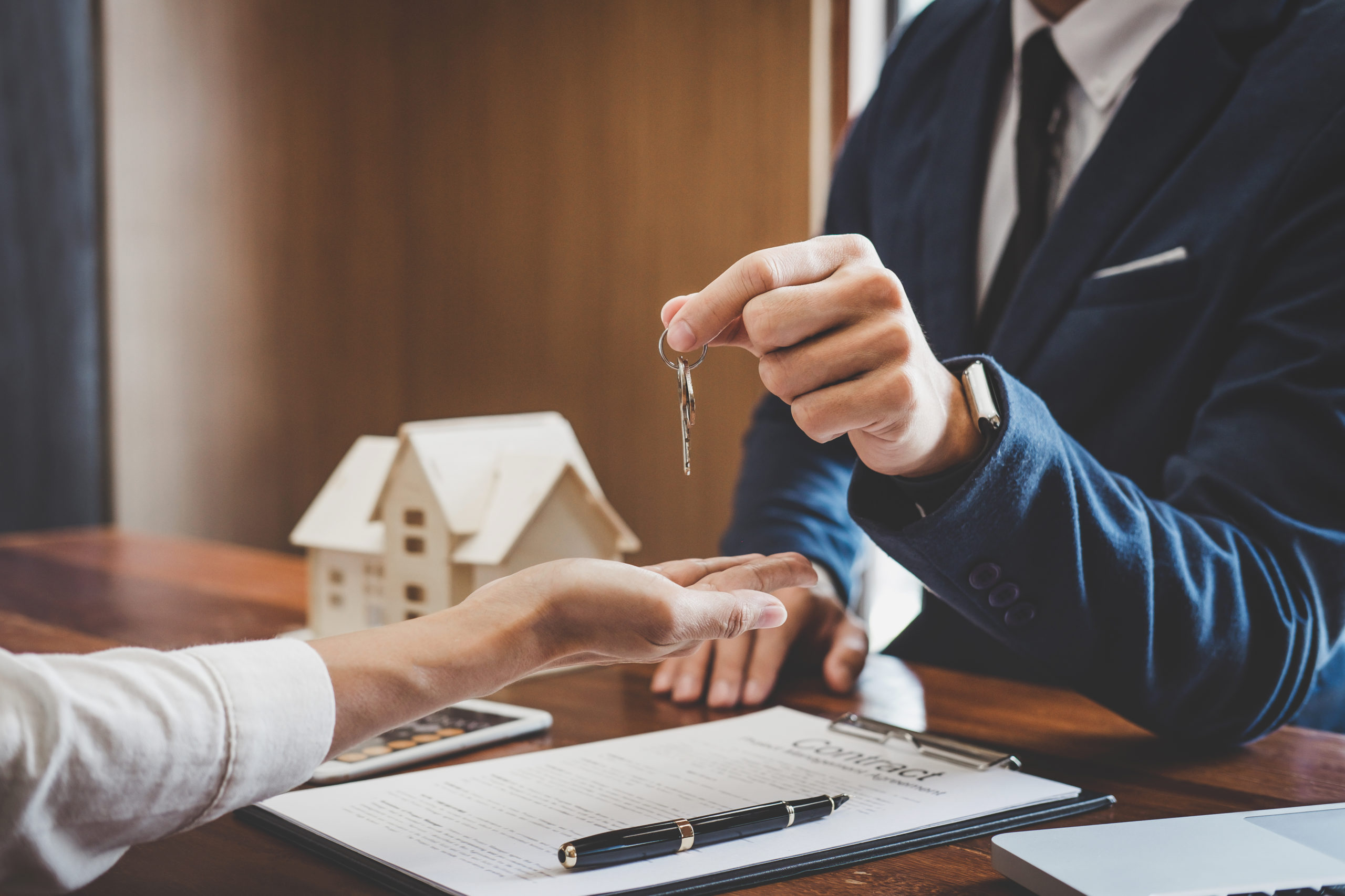 Real estate service. Сделки с недвижимостью. Арендодатель это. Сделка на покупку квартиры фото. Арендодатель коммерческой недвижимости.